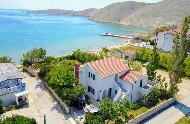 4 bedroom lovely home in Povljana