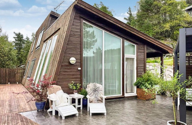 4 bedroom lovely home in Hebnes
