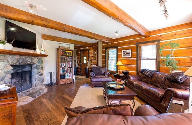 4 Bedroom Luxury Log in Pemberton for Ski Season Rental