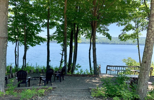4-Bedroom Tranquil Skaneateles Cottage Retreat on the Lakefront