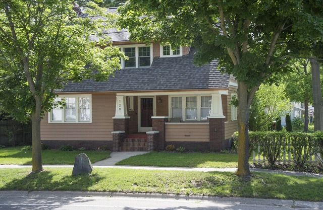 4 Beds, 4 bathrooms! 1 block to town shops, bars, bowling, canoeing, and parks!