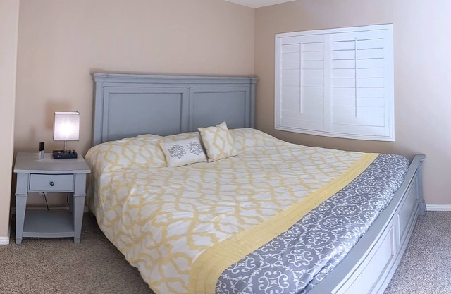 #4 Cheerful room with a Select Number king bed