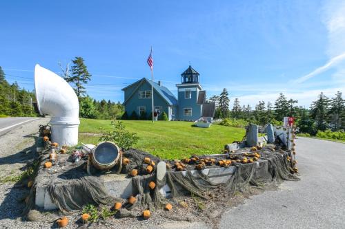 4 Mi to Acadia Trails Coastal Maine Home with Deck