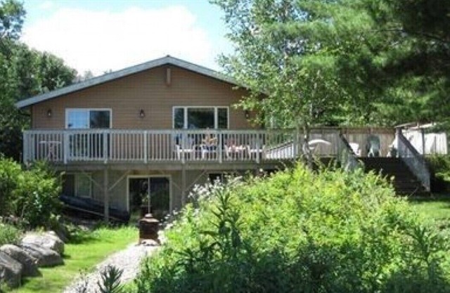 4-Season Muskoka Birch Vacation Cottage Rental On Lake Rosseau, Muskoka Ontario