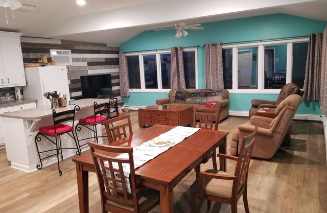 4 Season newly remodeled all sport lake cottage w/nearby golfing & snowmobiling