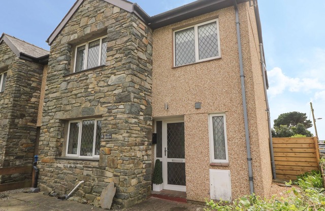 4 TY RHOSYN, pet friendly, character holiday cottage in Morfa Bychan