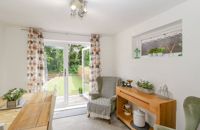 4 WALLFLOWER ROW, pet friendly, with a garden in Hereford
