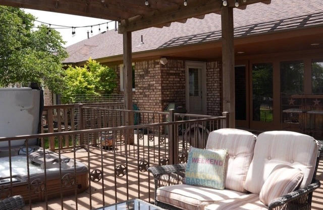 4BD, 3bath, W/Hot Tub, RV Hook-Up