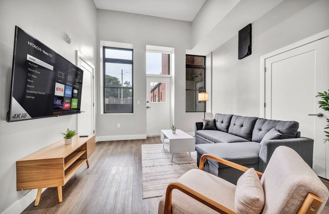 4Bd+65"TV+Crib+8 Min Away from DT CLE