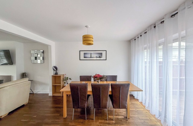 4Bed Contractor Ready & Family Retreat -Private Parking plus Garden