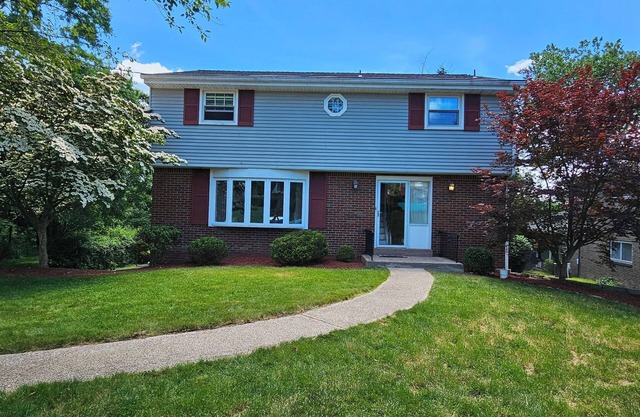 4BR, 2.5 bath, 2 Garage, large deck and office space in Murrysville PA