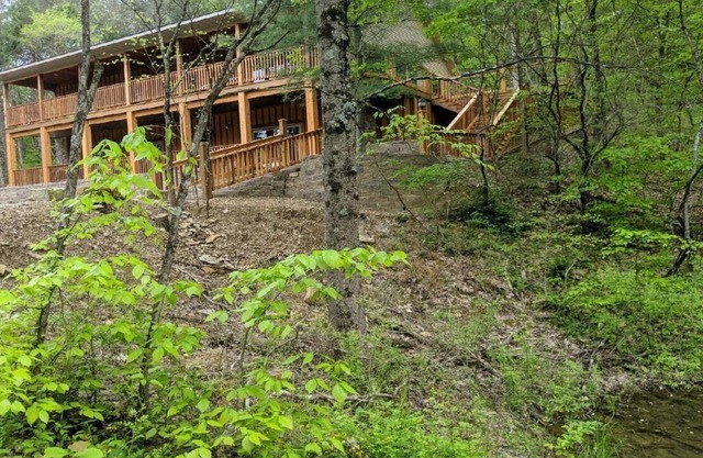 4BR, 4BA log cabin w/hiking trails