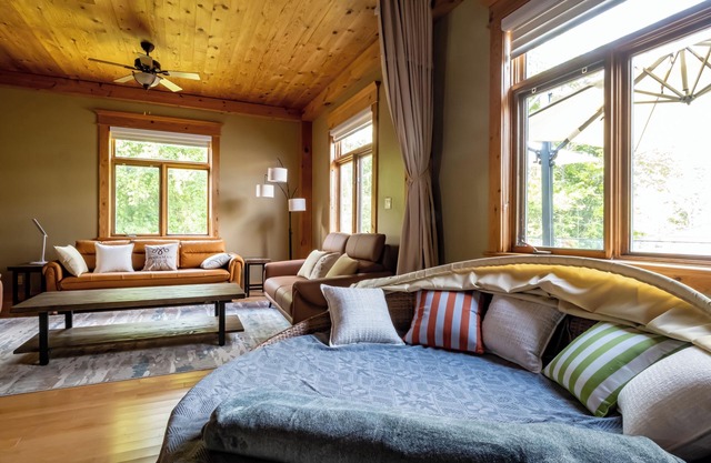 5-Acre Waterfront Cottage w/sauna & Hot Tub at lake Scugog, 1 hour from Toronto