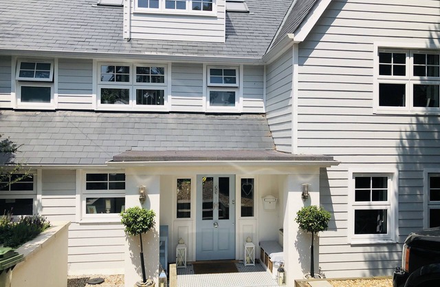 5 Bed New England style Home five minutes from Sandbanks Beach + The New Forest
