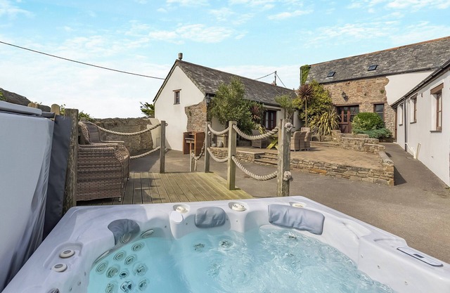 5 bedroom accommodation in Hartland Point