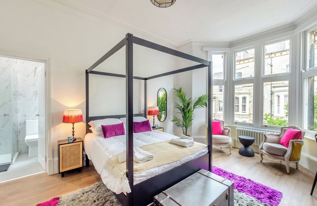 5 bedroom accommodation in Scarborough