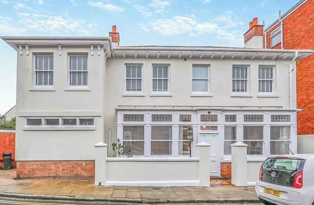 5 bedroom accommodation in Portsmouth