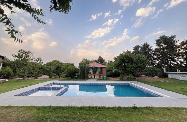 5-bedroom Farm Stay WiFi, AC, fitness room with Pool Party Luxury farmhouse