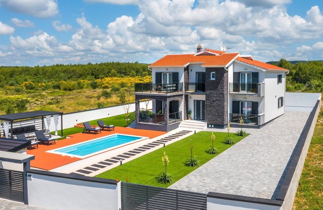 5 bedroom gorgeous home in Skradin
