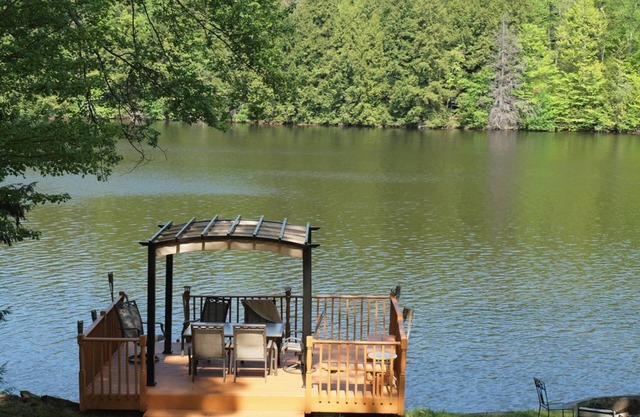 5 Bedroom Lakefront, Hot Tub, Game Room, Private Yard, Deck, kayaks