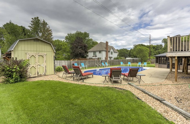 5- Bedroom Private Home- Quiet Neighborhood- Pet Friendly