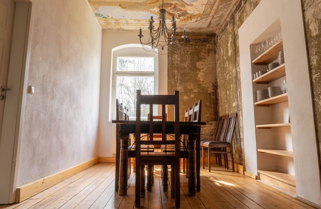 5 bedrooms with murals from 1890