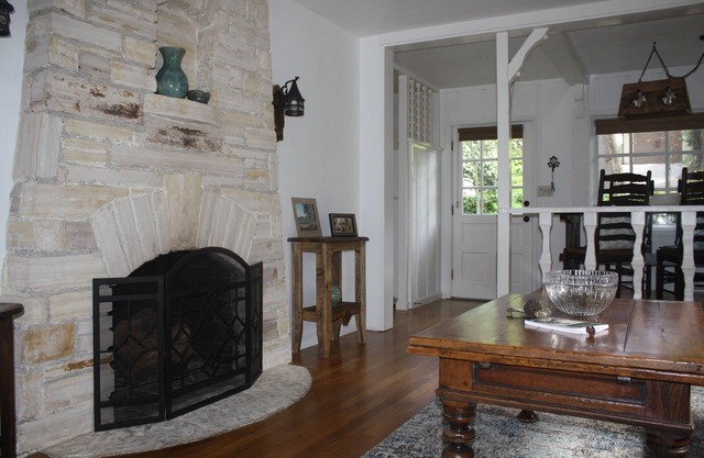 5 blks to town, 10 minute walk to beach, quiet neighborhood classic Carmel home