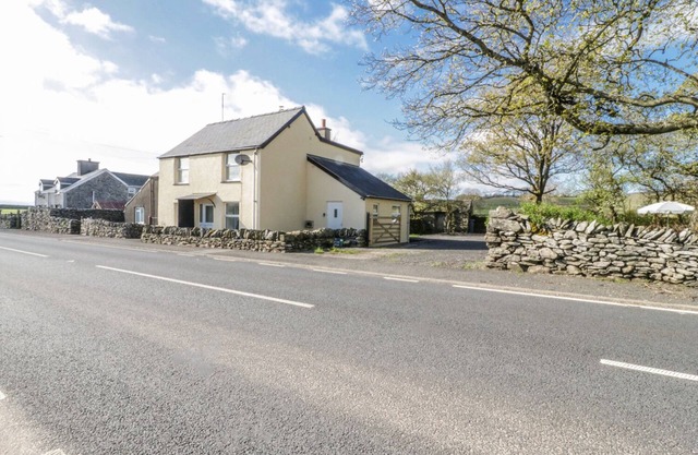 5 CEIRNIOGE COTTAGES, family friendly, with open fire in Pentrefoelas