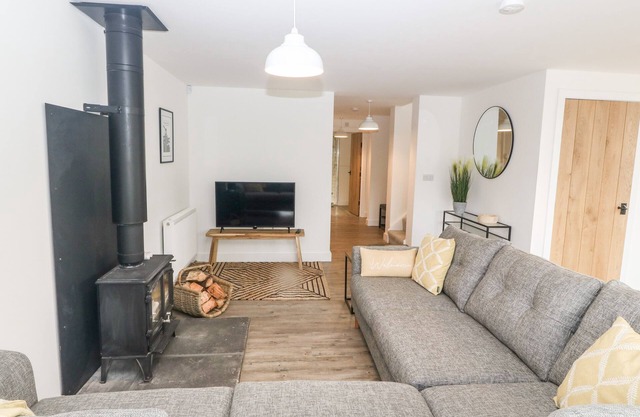 5 CLEIFIOG FAWR, pet friendly, luxury holiday cottage in Valley