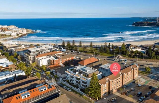 5* Location ~ 200m to the Sand ~ Stylish & Bright