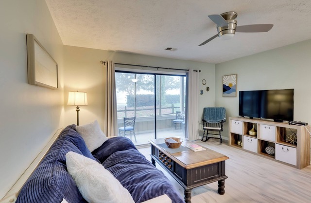 5 Mi to Cherry Grove Beach: Dog-Friendly Condo!