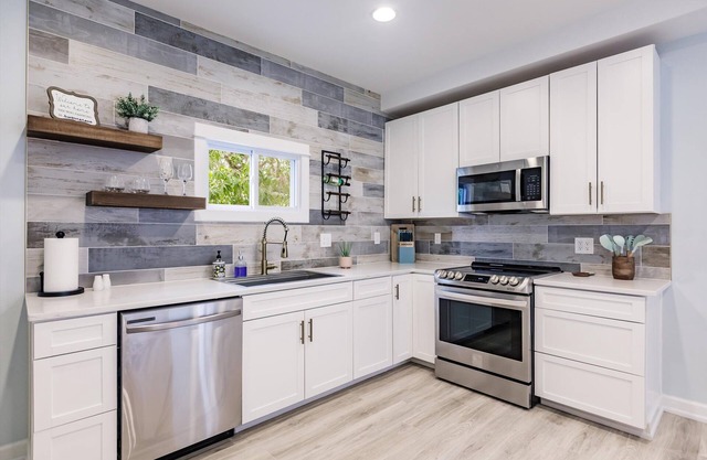5 Min walk to Downtown, Pier 22, And the Riverwalk!