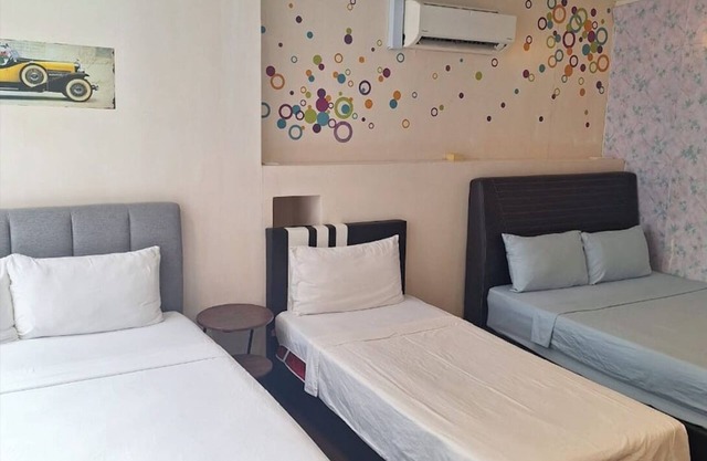 5 min walk to Pavilion KL. 20 pax max. Spacious 4-bedroom condo in Kuala Lumpur