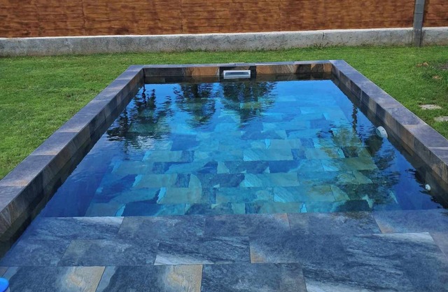 5 minutes from the dock and shops. Nice renovated house for families in Moorea