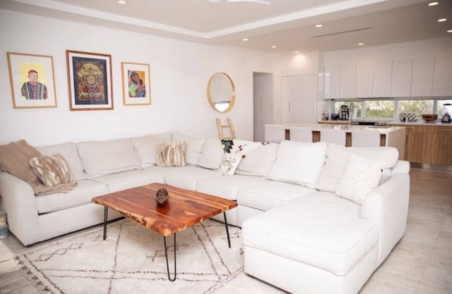 5 star Beachside Home Next to Everything! Patio/Wifi/TVs