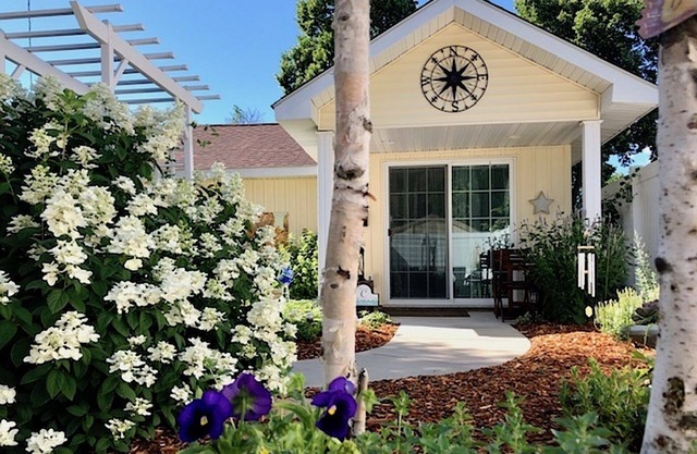 5 STARS! MPLS-ST PAUL "THE COTTAGE" LK NOKOMIS/MNHAHA FALLS/MOA/ONE-LEVEL-LIVING
