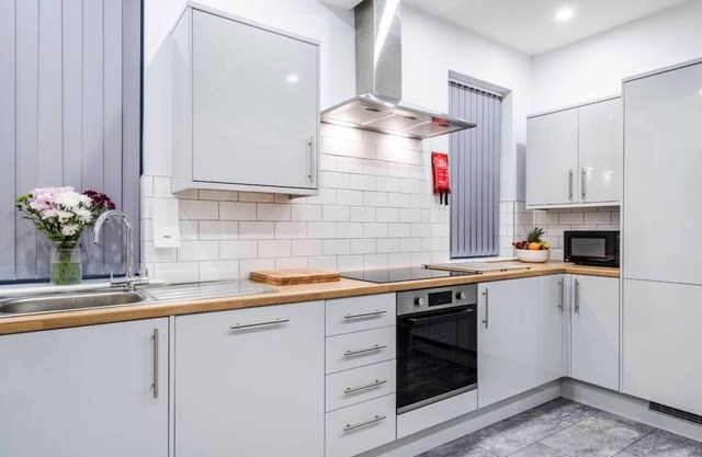 5BR House w/Parking in Barnsley
