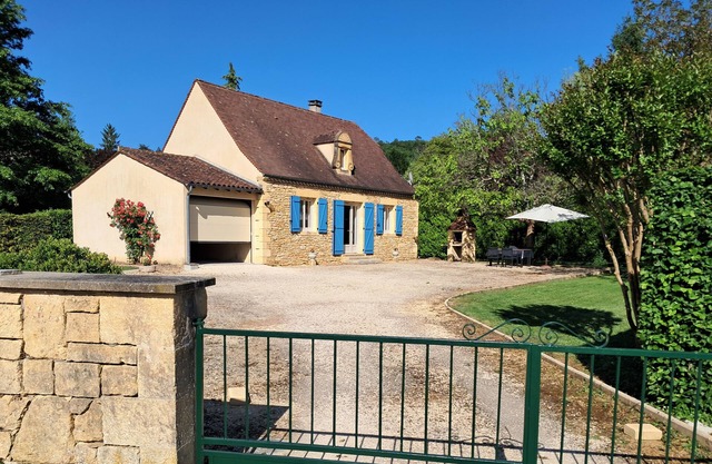 5km from Sarlat, Périgourdine house on enclosed park