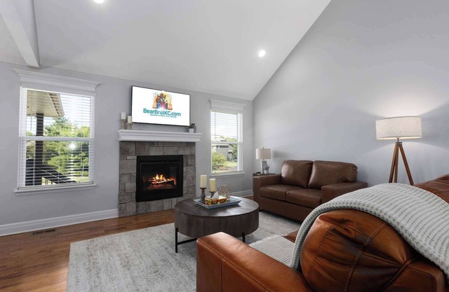5Mins from MidAmerica Sports ComplexW/King Beds