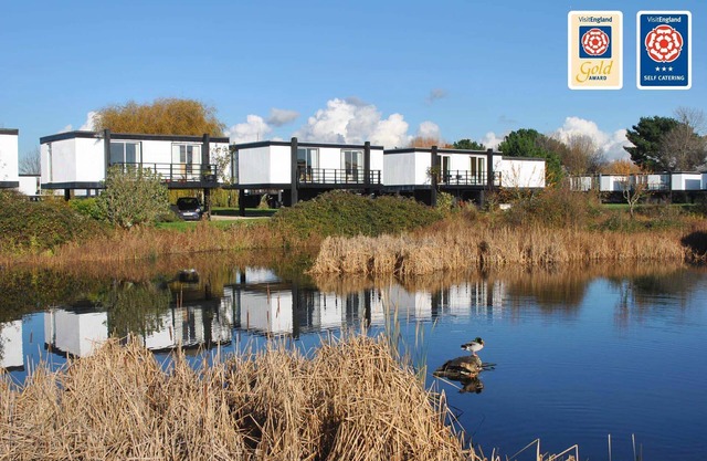 6 Avocet Quay - a lodge/cabin that sleeps 4 guests in 2 bedrooms