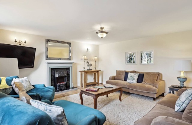 6 Bed Farmhouse with Hot Tub and Sauna