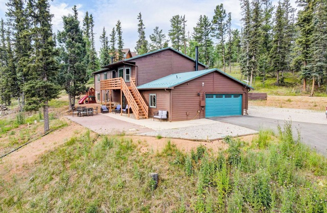 6 Bedroom Cabin w/Galactic Lake View, Hot Tub, WiFi, Family Adventures and MORE!