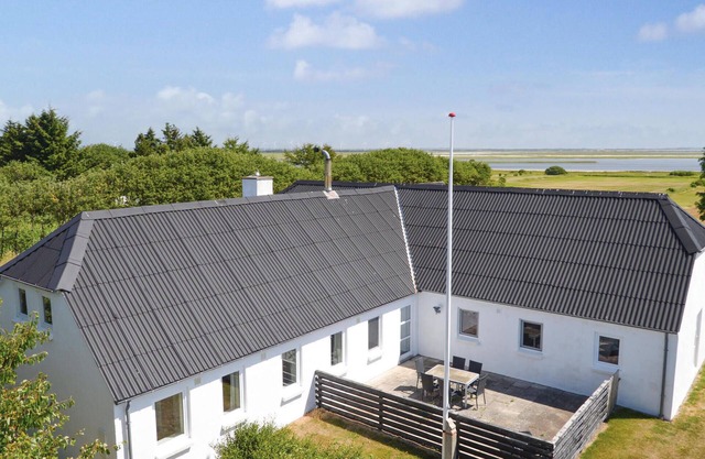 6 bedroom cozy home in Vesløs