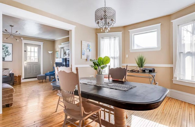 6 Bedroom Oasis Near Uptown & Stadium Walk to Eat Street Sleeps 16+