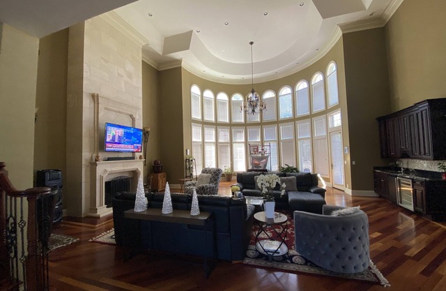 6 Bedrooms Home Suburbs of Chicago