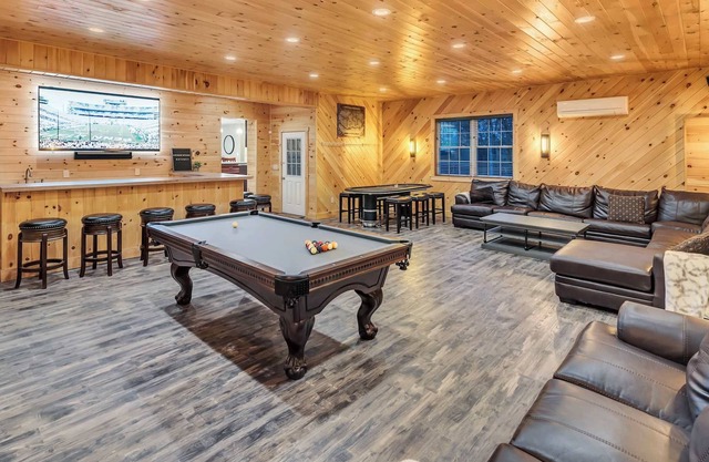 6 Bedrooms + Hot Tub + Game Room + Movie Theater