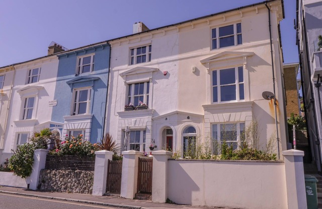 6 GLOSTER TERRACE, pet friendly, with open fire in Sandgate