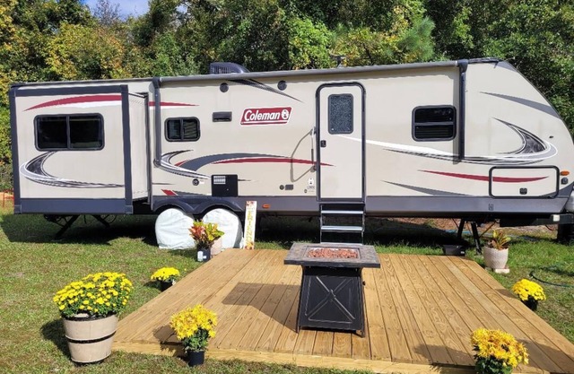 6 golf courses within 20 minutes, 30 foot camper with deck, firepit & BBQ