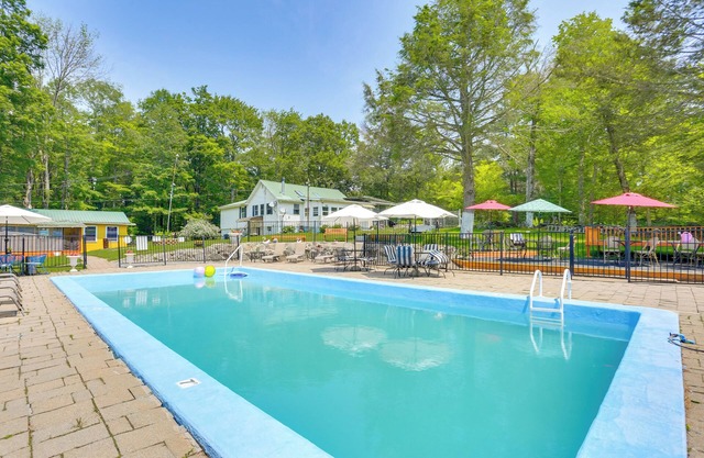 6 Mi to Bethel Woods: Cabin w/Pool Access