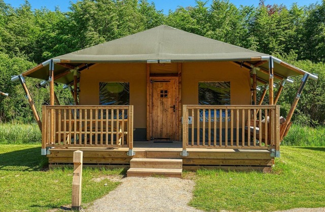 6-person Lodge with a private kitchen, bathroom and beds made up